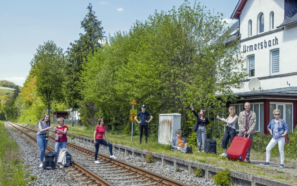 Die Bahnhofskomödie „Es fährt kein Zug nach Irgendwo“ von Winnie Abel, verspricht amüsante und spannende Unterhaltung.