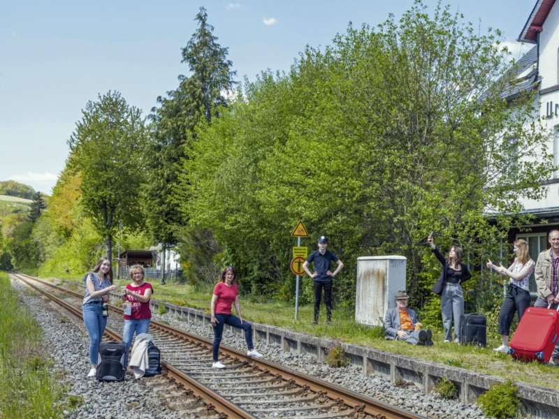 Die Bahnhofskomödie „Es fährt kein Zug nach Irgendwo“ von Winnie Abel, verspricht amüsante und spannende Unterhaltung.