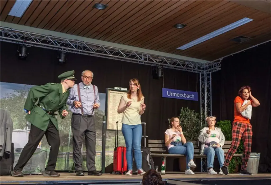 Auf ihrer Reise nach Andernach stranden Zuschauer und Akteure wegen Betriebsstörungen der Bahn in Urmersbach