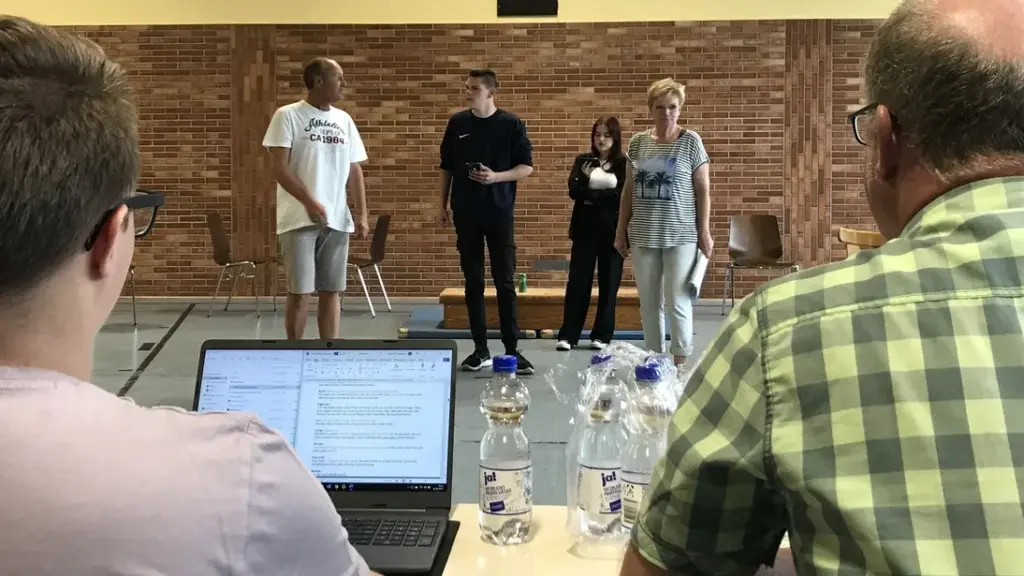 Unter kritischer Beobachtung der beiden Regisseure Fabian Heidger (links) und Gerhard Kaiser (rechts) proben die Düngenheimer Schauspieler um Karl-Heinz Heckl als Vater des Bräutigams (hintere Reihe, von links), David Koch als Bräutigam Sebastian, Lara Knauf als Braut Eva und Karin Schüller als Mutter des Bräutigams.