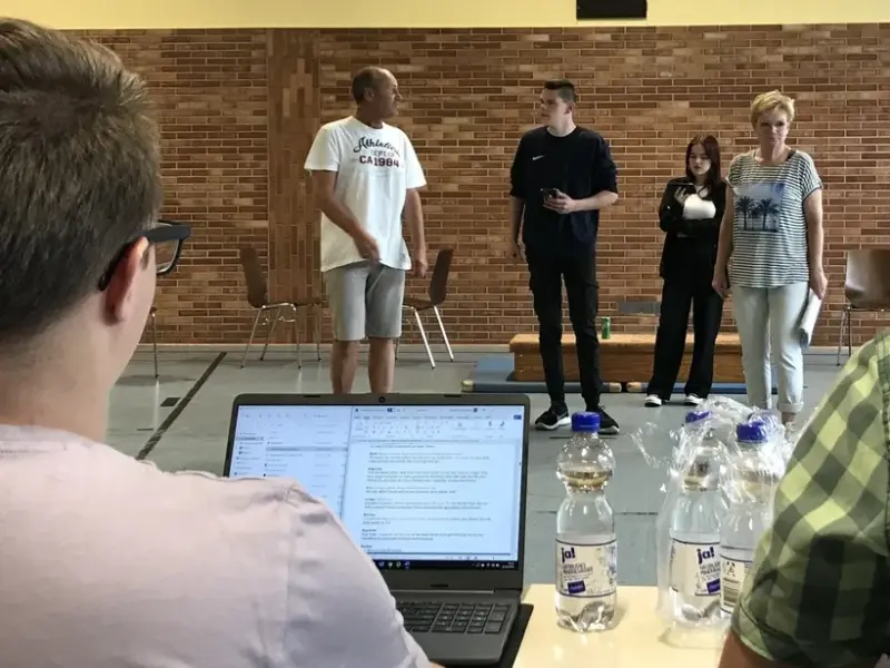 Unter kritischer Beobachtung der beiden Regisseure Fabian Heidger (links) und Gerhard Kaiser (rechts) proben die Düngenheimer Schauspieler um Karl-Heinz Heckl als Vater des Bräutigams (hintere Reihe, von links), David Koch als Bräutigam Sebastian, Lara Knauf als Braut Eva und Karin Schüller als Mutter des Bräutigams.