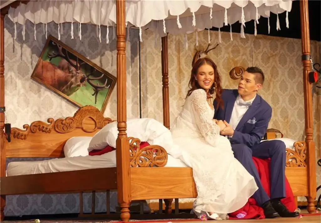 Das nostalgische Himmelbett ist zwar schon arg zerwühlt, aber nicht wie erhofft vom frischen vermählten Ehepaar.