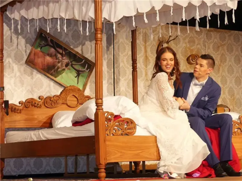 Das nostalgische Himmelbett ist zwar schon arg zerwühlt, aber nicht wie erhofft vom frischen vermählten Ehepaar.