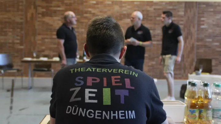 Die Proben beim Theaterverein Düngenheim sind im vollen Gange: Ende September führt die Gruppe das Stück „50 – und alle spielen verrückt“ in der Gemeindehalle auf. Seit April probt die Gruppe, damit bis zur Aufführung jeder Satz und Schritt sitzt.