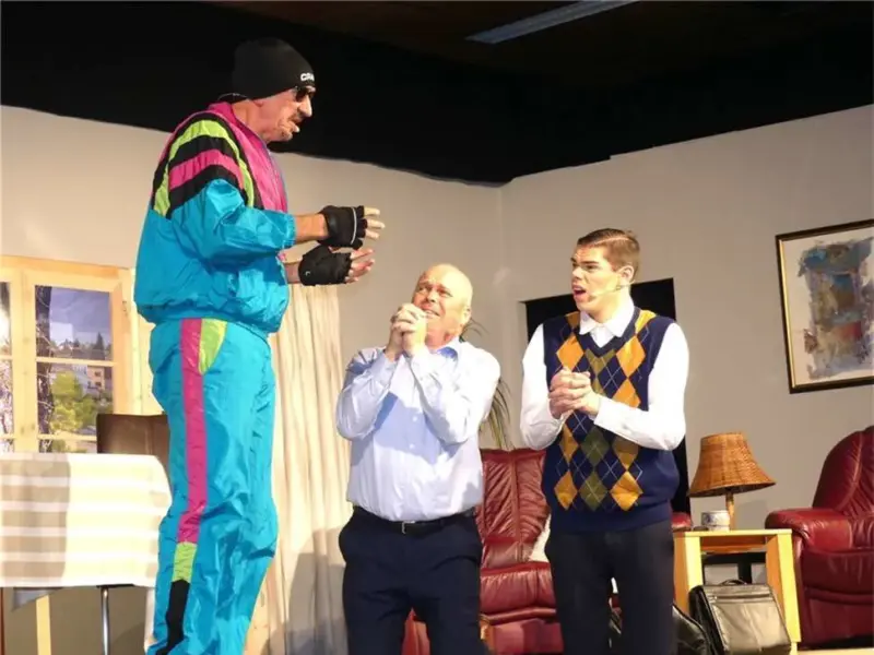 Emil und Paul Brenner bitten vor dem vermeintlichen Mafiakiller Rodolfo Musculi händeringend um Gnade