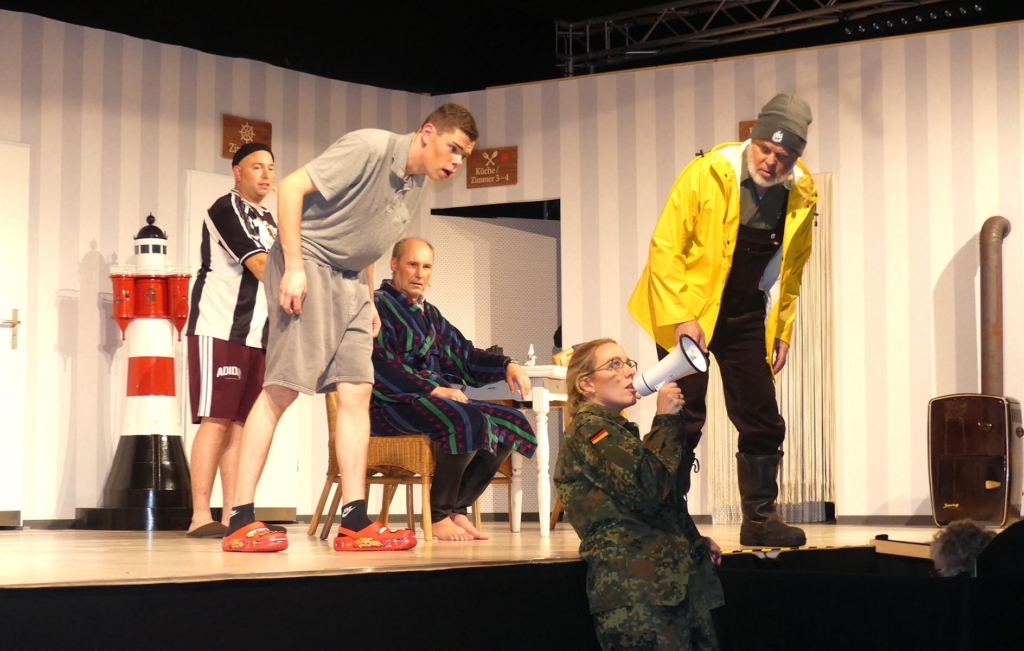 Das Theaterensemble "Spielzeit" Düngenheim erfreute mit dem nordischen Lustspiel "Barfuß im Schnee" von Bernd Spehling.
