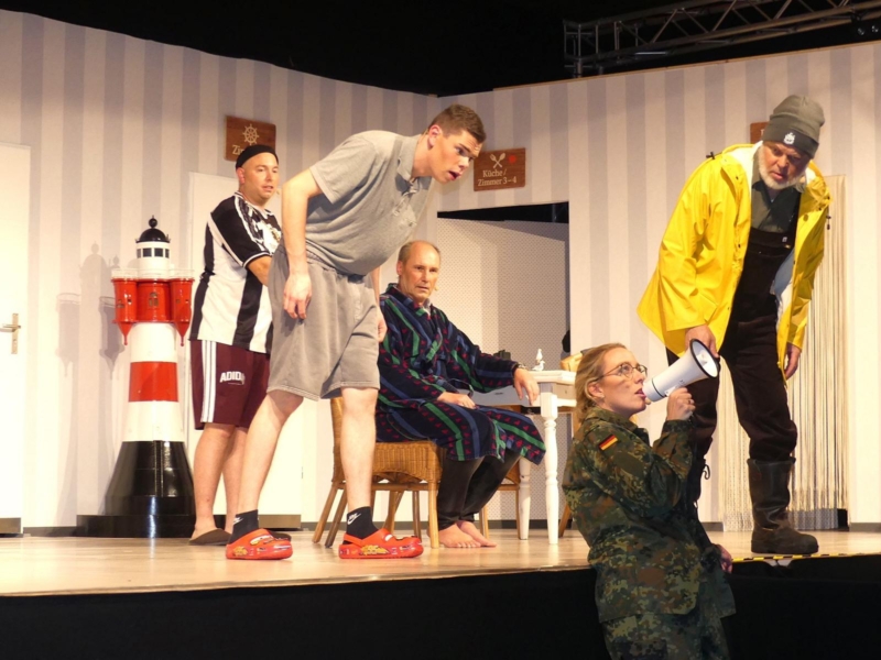 Das Theaterensemble "Spielzeit" Düngenheim erfreute mit dem nordischen Lustspiel "Barfuß im Schnee" von Bernd Spehling.